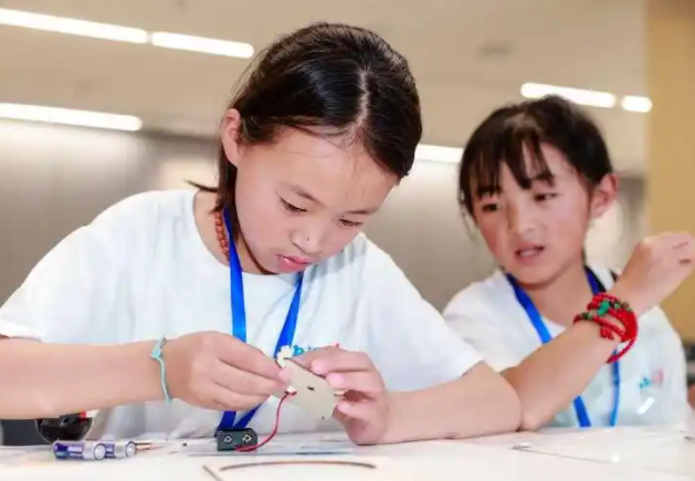 抓住暑期教学空档期进行硬化改造为师生日常通行增添了安全保障 抓住暑期教学空档期进行硬化改造为师生日常通行增添了安全保障