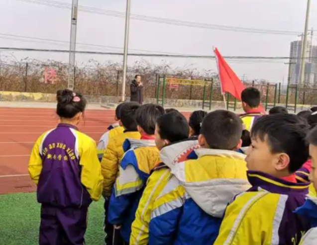 将课作为学生成长核心课程推进教育融入讲堂教育全过程